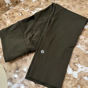 Lululemon deep army green size 6, EUC, somewhat capri leggings with 2 pockets